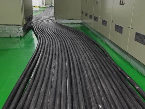 中山如何根据理论计算公式计算温度对特定电压测量结果的影响？